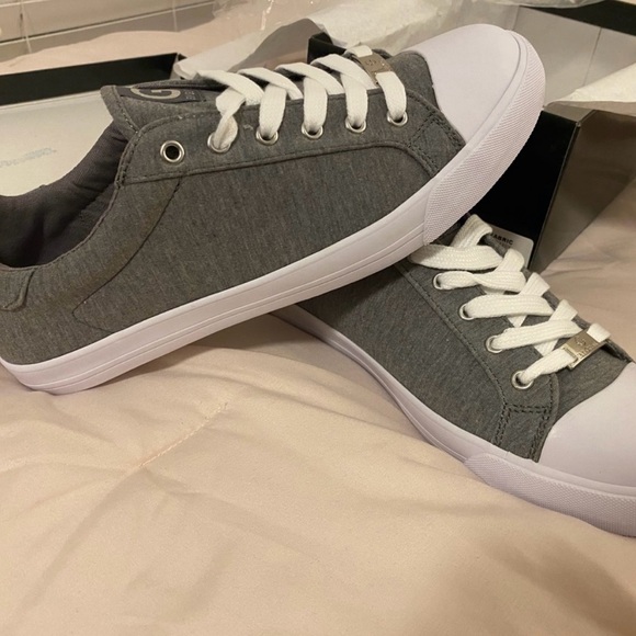 NIB G By Guess Women’s Oleex Gray White Lace Up Low Top Sneaker Shoes Size 9.5 M - Picture 2 of 6